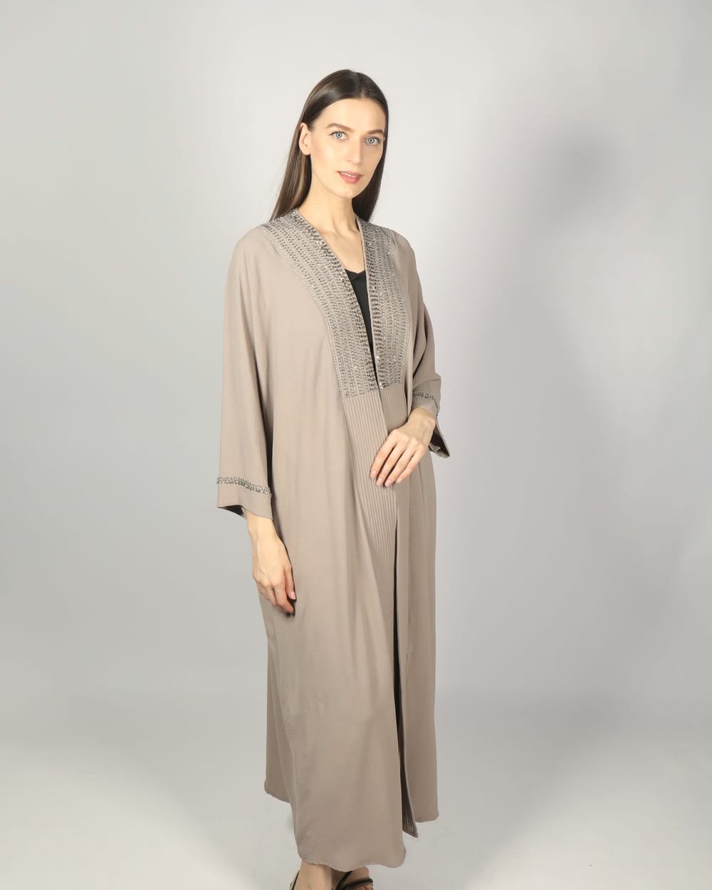 Cut dress with diamod shape details at front